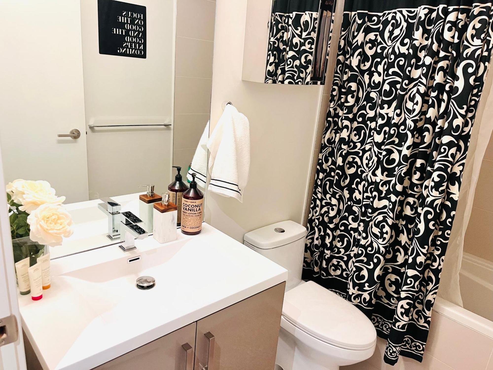 Luxury Dt, 2 Bedroom Deal, Private Balcony, Full Kitchen, Gym - Free Parking カルガリー エクステリア 写真
